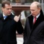 Бившият руски президент и настоящ заместник-председател на руския Съвет за сигурност Дмитрий Медведев и руският президент Владимир Путин