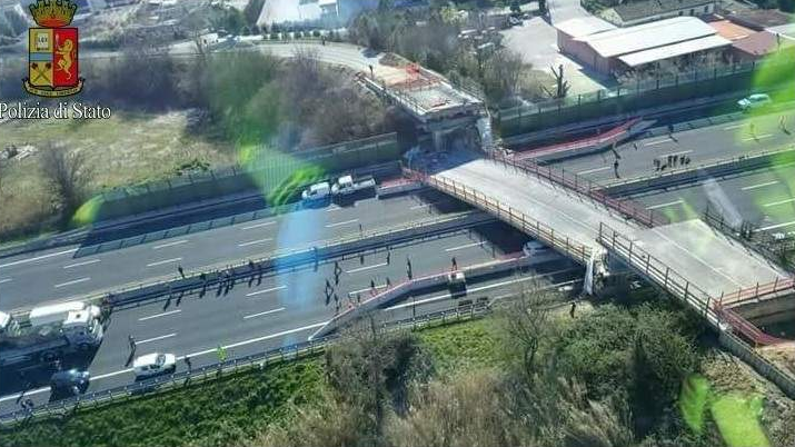 Мост се срути на магистрала в Италия, двама загинаха