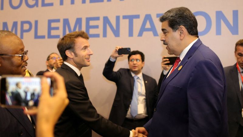 Макрон и Мадуро си стиснаха ръцете по време на срещата на върха за климата в Египет