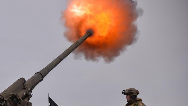 Украински артилерийски екипи обстрелват руски позиции в Бахмут на 5 февруари 2023 г.