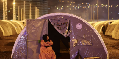Жена в лагера за пострадалите от земетресението в Искендерун, Турция (EFE).