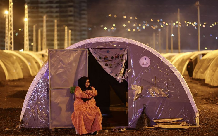 Жена в лагера за пострадалите от земетресението в Искендерун, Турция (EFE).