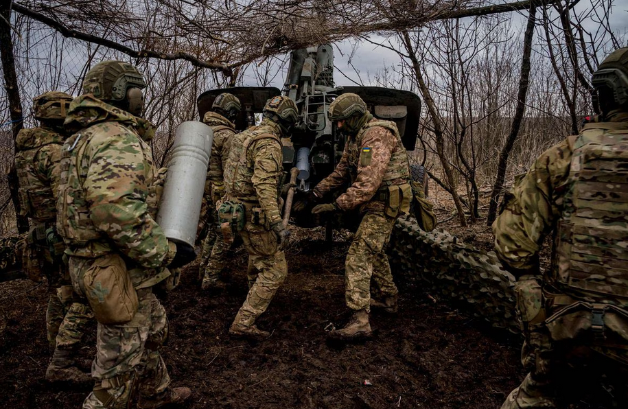 Украински войници на фронтовата линия в Баймут, Източна Украйна. ДИМИТЪР ДИЛКОФФ (АФП)