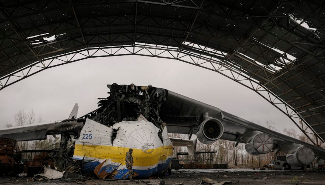 По време на бомбардировката на летището е унищожен най-големият товарен самолет в света.