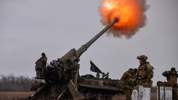 Украински артилерийски екипи обстрелват руски позиции в Бахмут