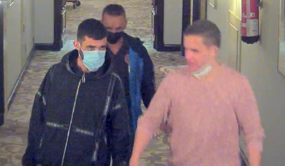 Жертвата, вдясно на снимката, влиза в хотела заедно с двамата души, обвинени в убийството му.