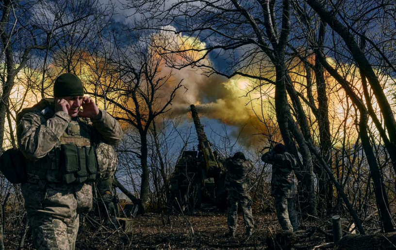 Украински войници обстрелват с ракетна установка "Гаубица"