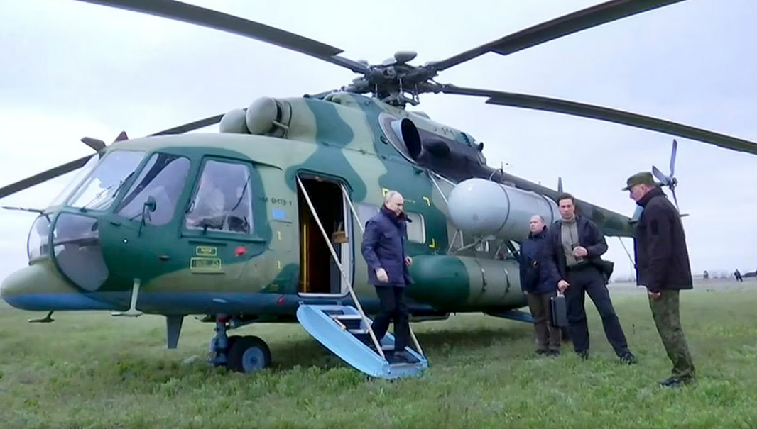 Руският президент Владимир Путин слиза от хеликоптер, за да посети руските войски в Украйна.