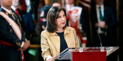 Министърът на отбраната на Испания Маргарита Роблес,