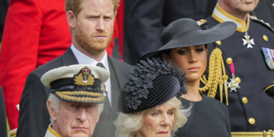 Херцогът и херцогинята на Съсекс и крал Чарлз III, заедно с кралицата-консорт, на погребението на Елизабет II.