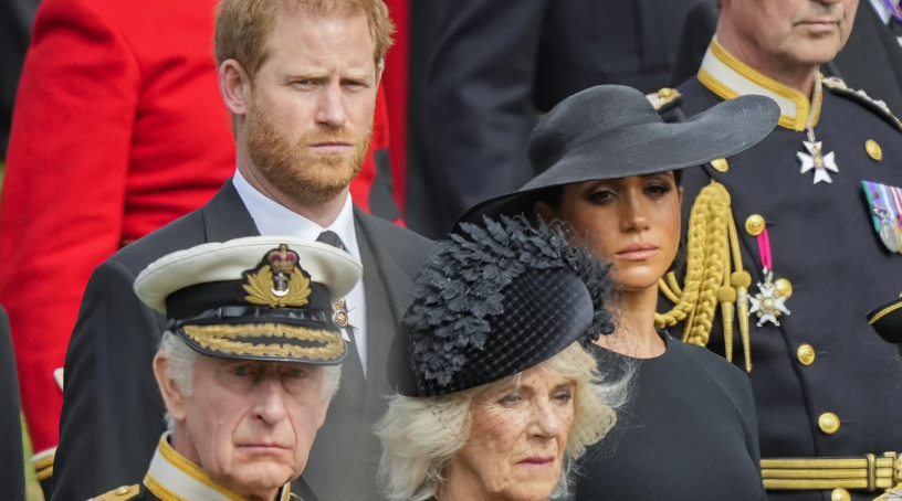 Херцогът и херцогинята на Съсекс и крал Чарлз III, заедно с кралицата-консорт, на погребението на Елизабет II.