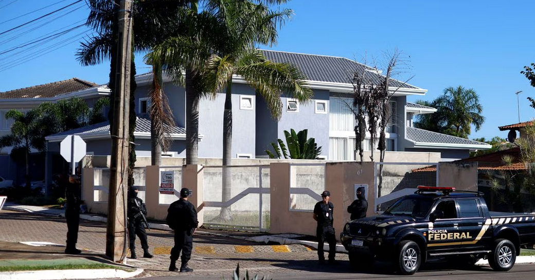 Служители на федералната полиция охраняват дома на бившия бразилски президент Жаир Болсонаро по време на изненадващ обиск в сряда | Адриано Мачадо (Ройтерс)