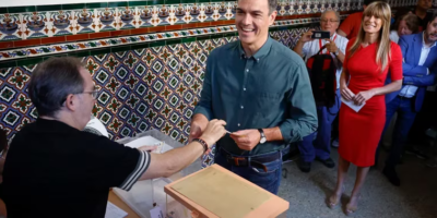 Педро Санчес гласува със съпругата си Бегоня Гомес в Мадрид