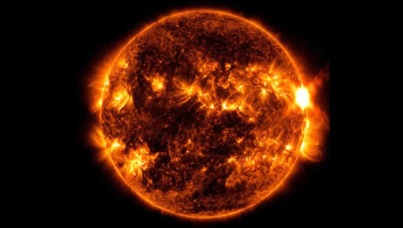 На 5 август 2023 г. Обсерваторията за слънчева динамика на НАСА засне това изображение на слънчево изригване