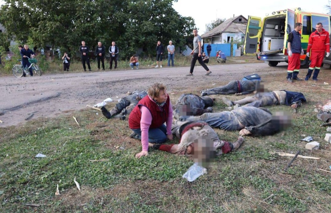 На снимка, публикувана от украинското президентство, няколко души са убити след обстрел на магазин за хранителни стоки в Купянск, в северната украинска област Харков.
АНДРИ ЕРМАК (ПРЕЗИДЕНТСТВО НА УКРАЙНА)